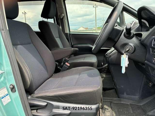Toyota VOXY 2017-06 7964189-11