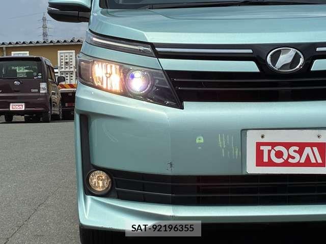 Toyota VOXY 2017-06 7964189-15