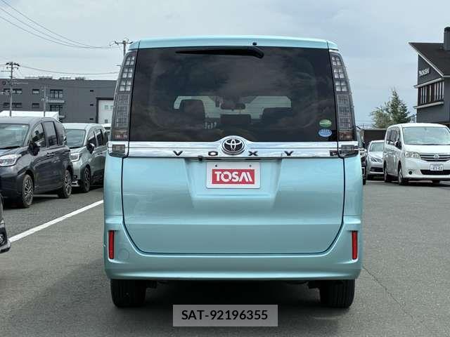 Toyota VOXY 2017-06 7964189-18