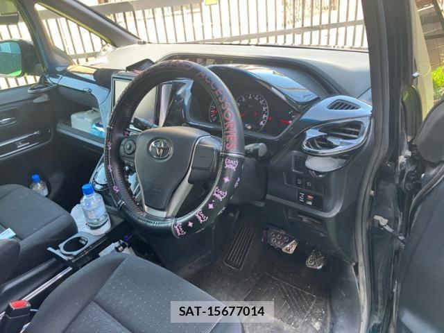 Toyota VOXY 2015-02 7981390-11