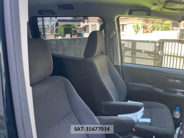 Toyota VOXY 2015-02 7981390-12