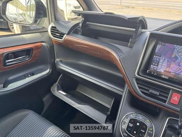 Toyota VOXY 2015-10 7981389-9