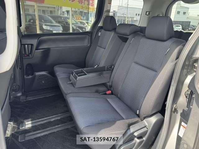 Toyota VOXY 2015-10 7981389-20