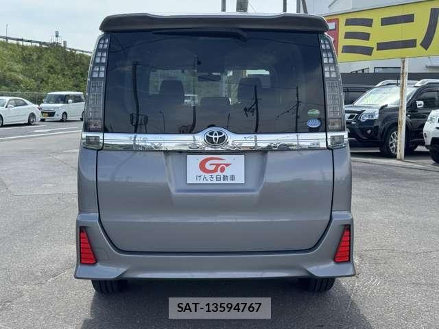 Toyota VOXY 2015-10 7981389-3