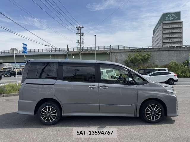 Toyota VOXY 2015-10 7981389-4