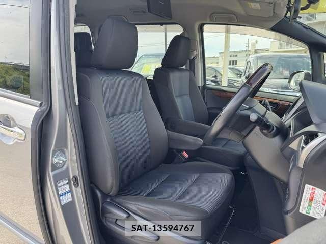 Toyota VOXY 2015-10 7981389-6