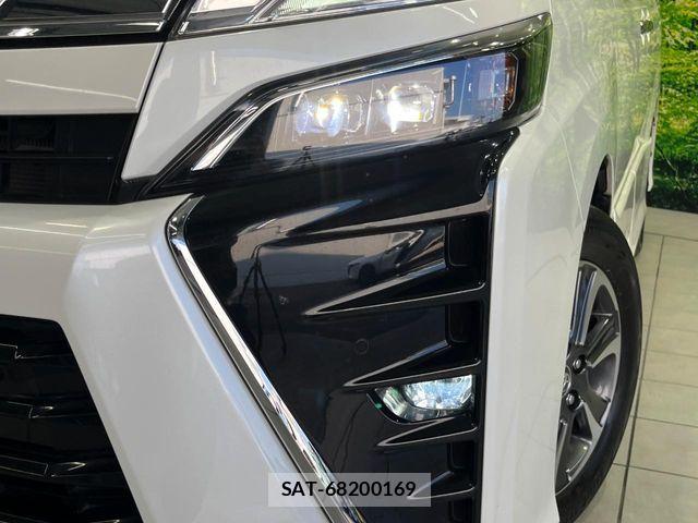 Toyota VOXY 2019-02 8038869-12