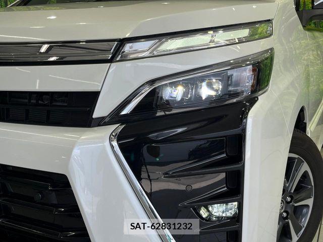 Toyota VOXY 2021-07 8038868-12