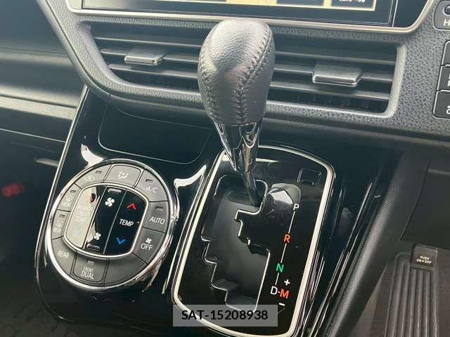 Toyota VOXY 2017-09 8038872-9