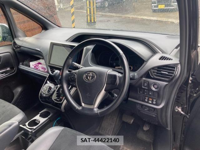 Toyota VOXY 2021-03 8038870-12