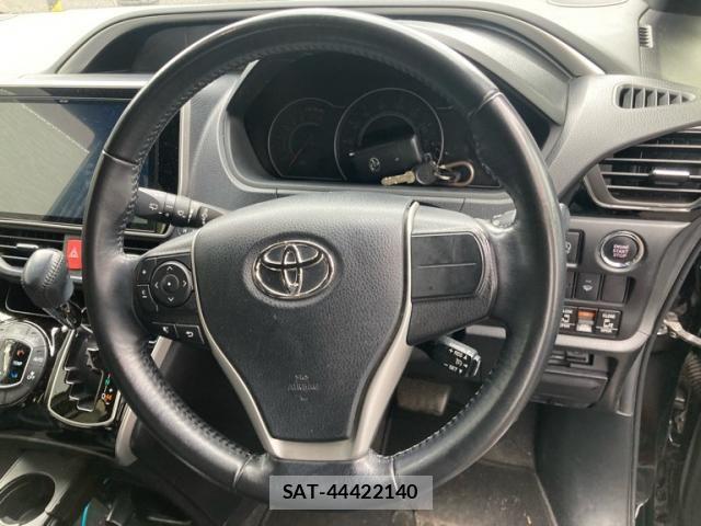 Toyota VOXY 2021-03 8038870-17