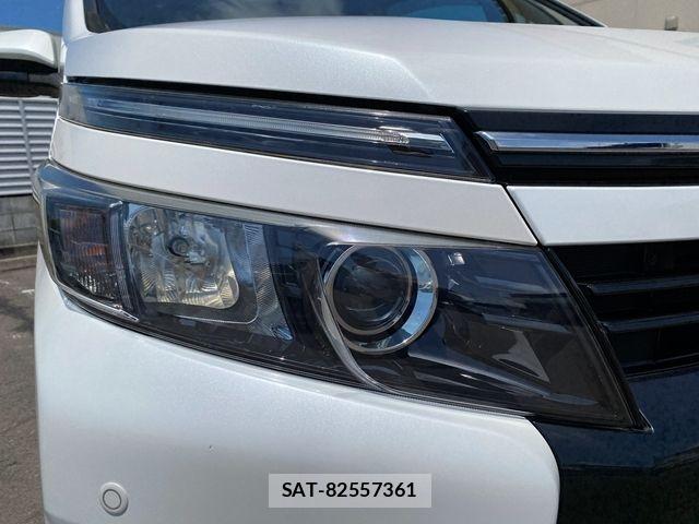 Toyota VOXY 2014-07 8038871-25