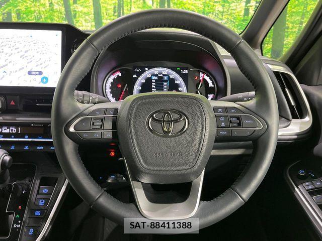 Toyota VOXY 2023-10 8075979-11