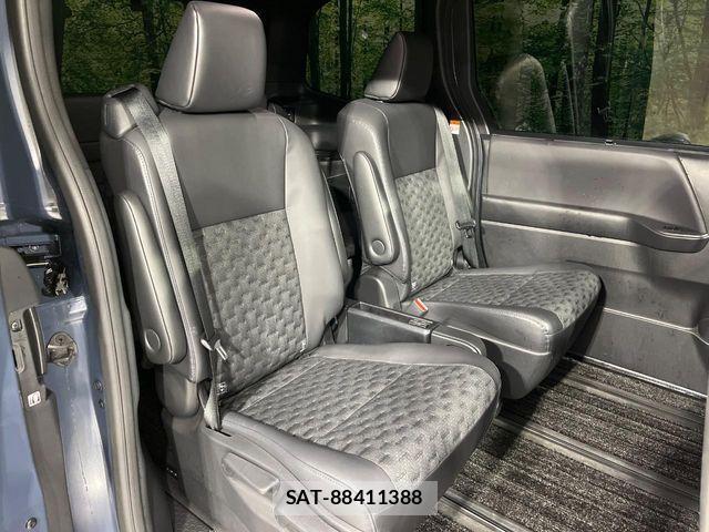 Toyota VOXY 2023-10 8075979-8
