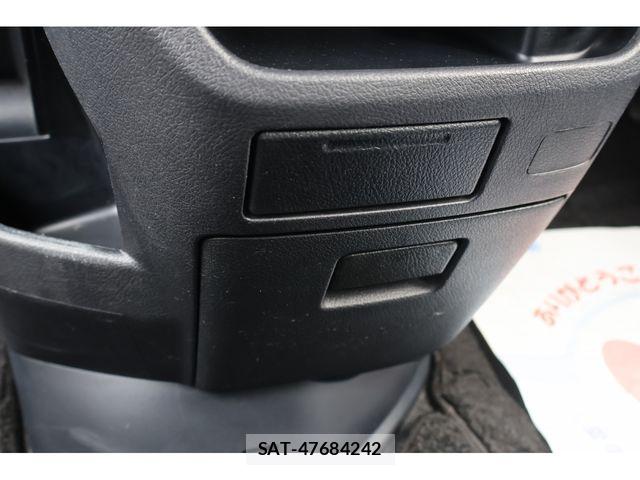 Toyota VOXY 2013-06 8075978-9