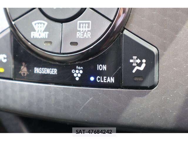 Toyota VOXY 2013-06 8075978-12