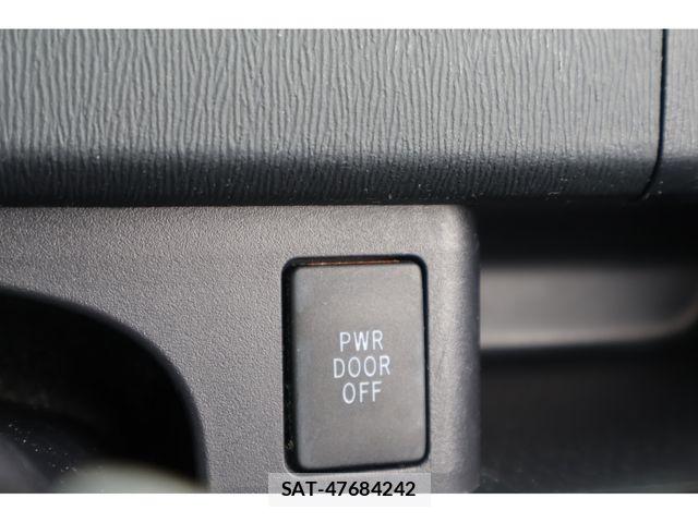 Toyota VOXY 2013-06 8075978-13