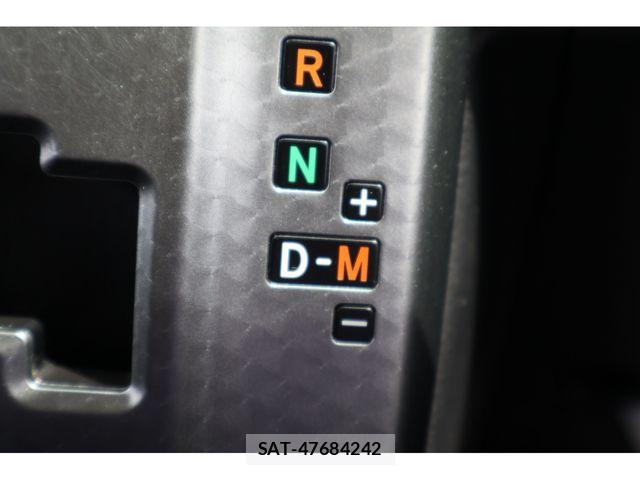 Toyota VOXY 2013-06 8075978-16