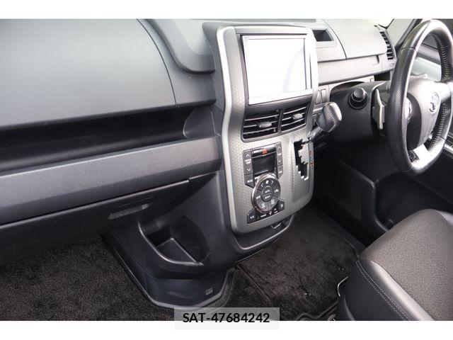 Toyota VOXY 2013-06 8075978-1