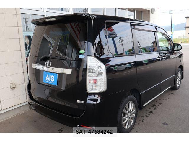Toyota VOXY 2013-06 8075978-2