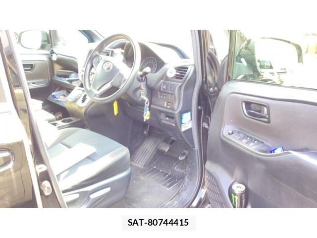 Toyota VOXY 2019-07 8102360-14