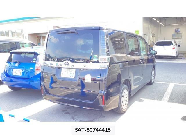 Toyota VOXY 2019-07 8102360-1