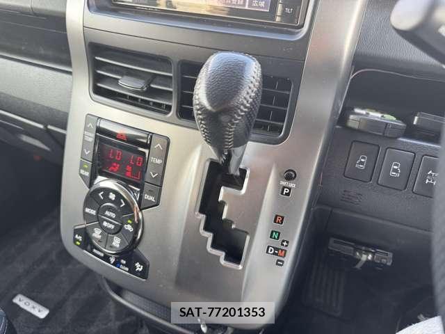Toyota VOXY 2011-10 8102365-13