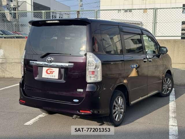 Toyota VOXY 2011-10 8102365-1