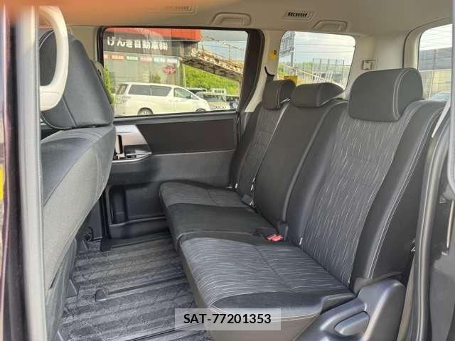 Toyota VOXY 2011-10 8102365-21