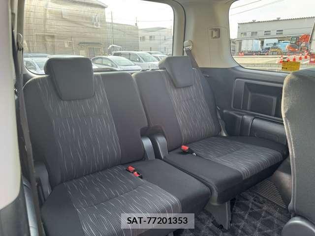 Toyota VOXY 2011-10 8102365-23