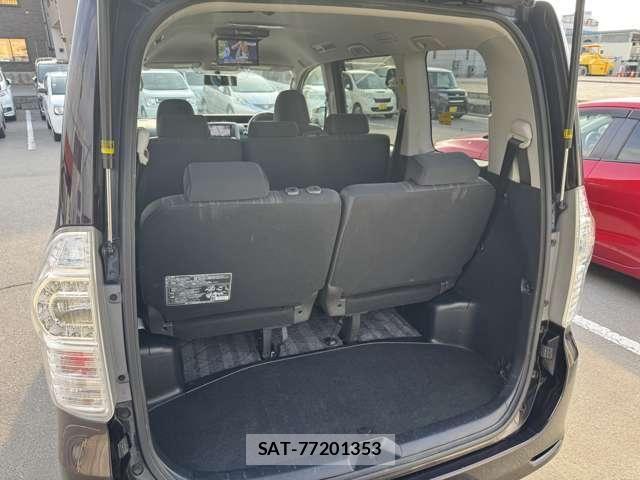 Toyota VOXY 2011-10 8102365-24
