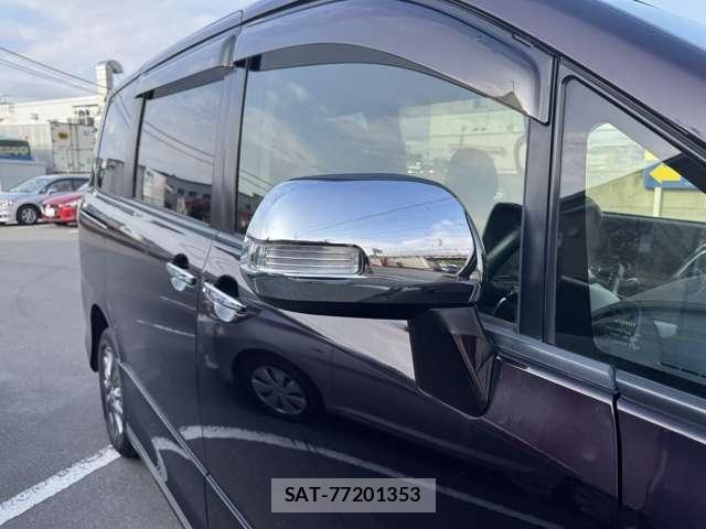 Toyota VOXY 2011-10 8102365-26