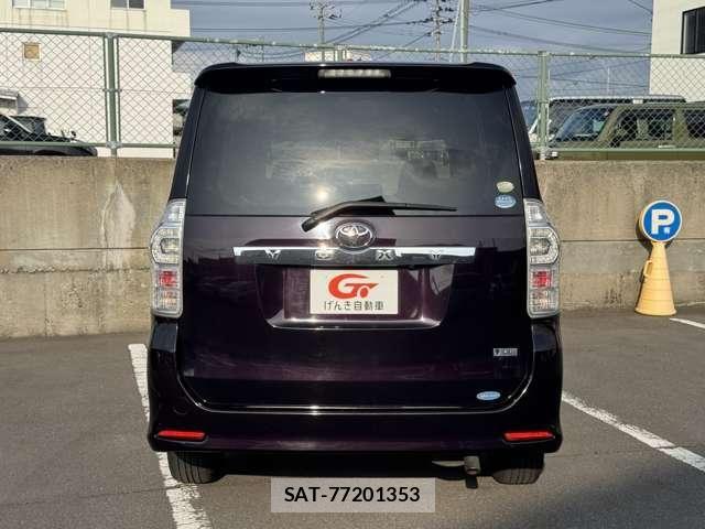 Toyota VOXY 2011-10 8102365-3