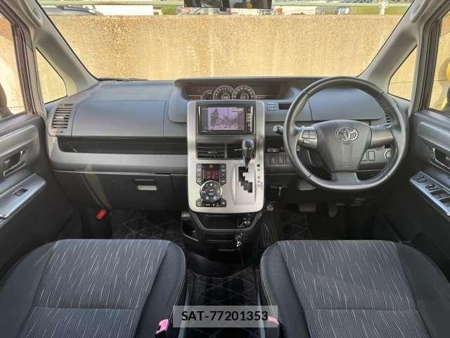 Toyota VOXY 2011-10 8102365-8
