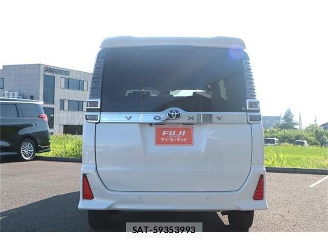 Toyota VOXY 2021-04 8102359-18