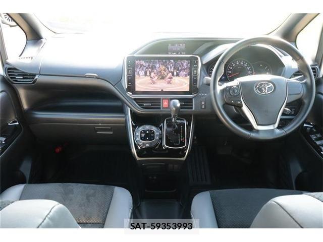 Toyota VOXY 2021-04 8102359-1
