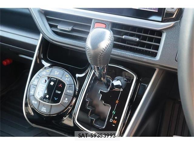 Toyota VOXY 2021-04 8102359-22