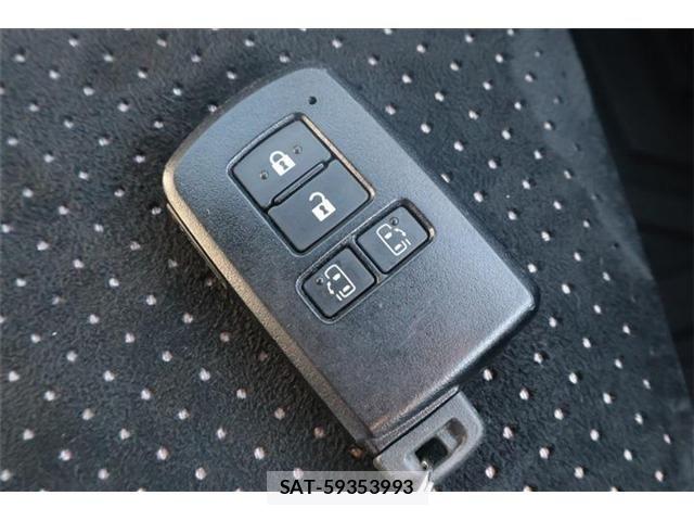 Toyota VOXY 2021-04 8102359-24