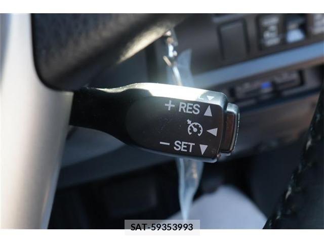 Toyota VOXY 2021-04 8102359-5