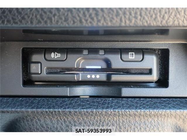 Toyota VOXY 2021-04 8102359-6