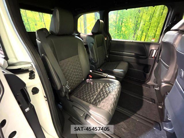 Toyota VOXY 2024-06 8102357-8