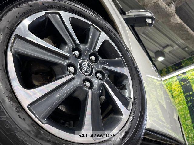 Toyota VOXY 2021-10 8102358-13