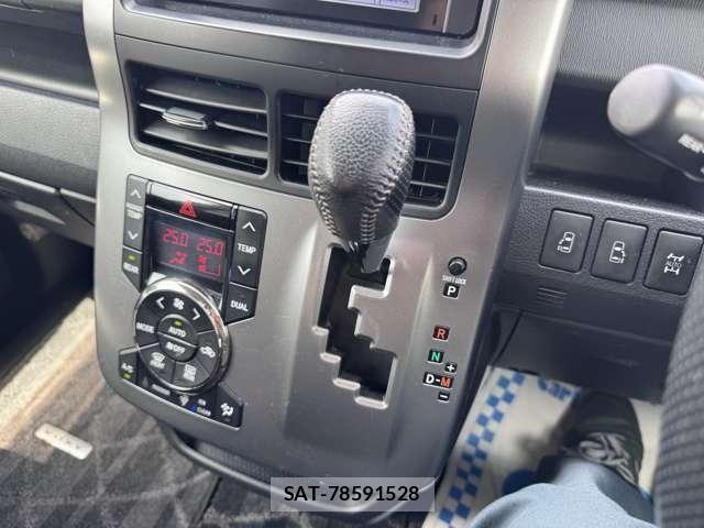 Toyota VOXY 2013-03 8102362-13