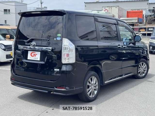 Toyota VOXY 2013-03 8102362-1
