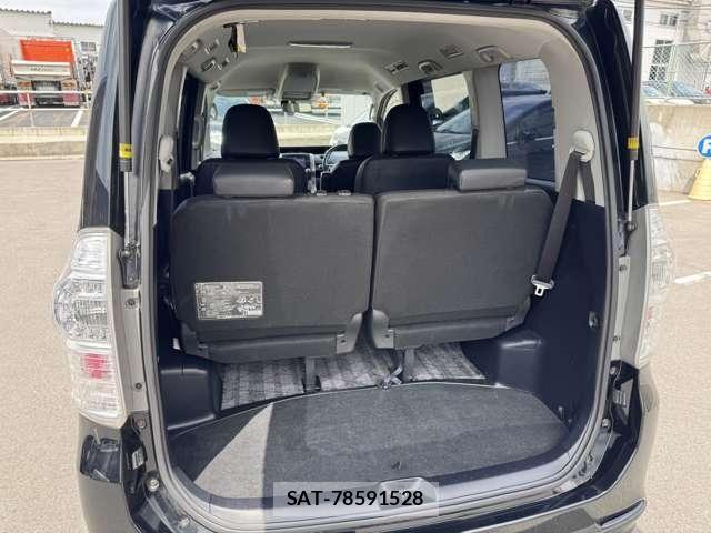 Toyota VOXY 2013-03 8102362-24