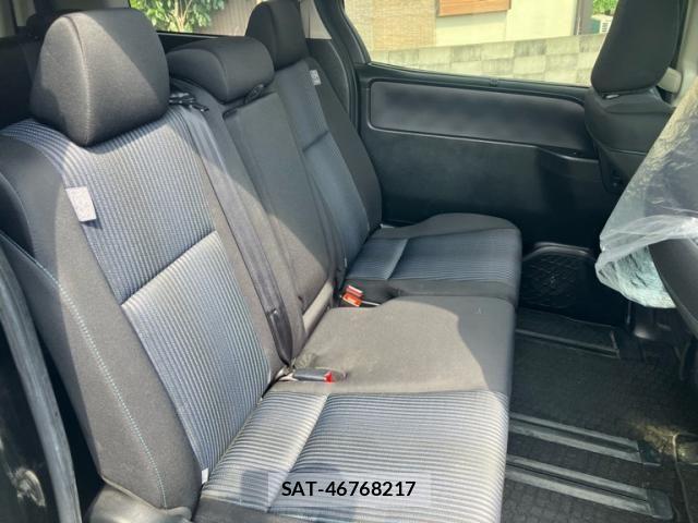 Toyota VOXY 2016-09 8132761-9