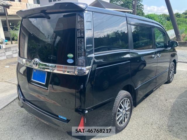 Toyota VOXY 2016-09 8132761-2