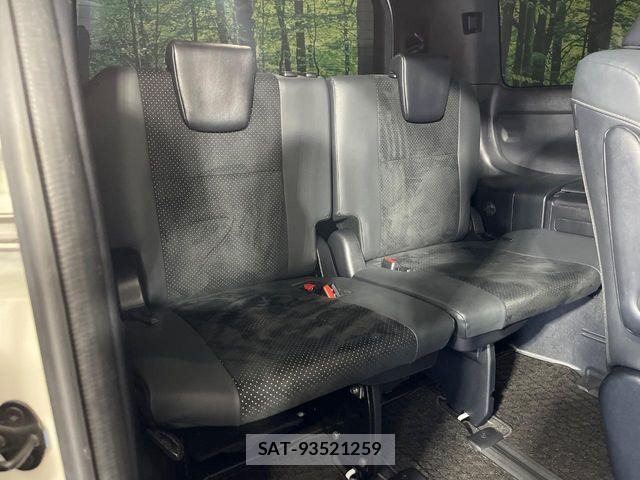 Toyota VOXY 2021-11 8146905-9