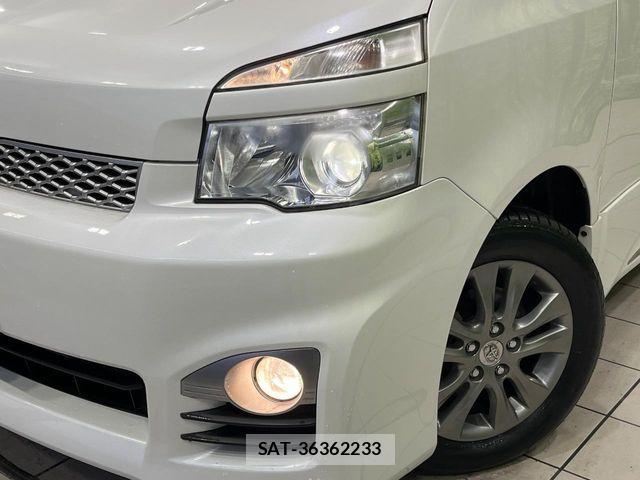 Toyota VOXY 2012-07 8210757-12