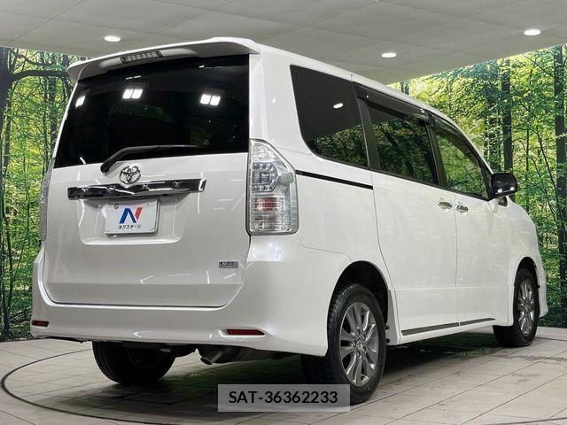 Toyota VOXY 2012-07 8210757-17